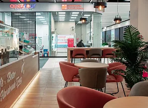 Барная стойка и мебель для кафе-пекарни Cinnabon в ТРЦ Экопарк в Санкт-Петербурге Фото 23