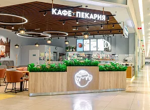 Барная стойка и мебель для кафе-пекарни Cinnabon в ТЦ Европолис в Санкт-Петербурге Фото 3