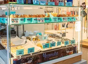 Барная стойка и мебель для кафе-пекарни Cinnabon в ТРЦ «Галерея» в Санкт-Петербурге Фото 8