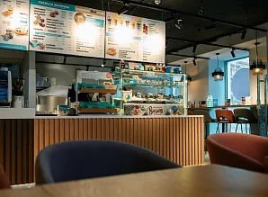 Барная стойка и мебель для кафе-пекарни Cinnabon на Невском проспекте Фото 13