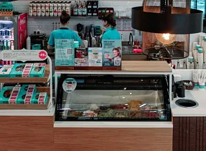 Барная стойка и мебель для кафе-пекарни Cinnabon в ТРЦ Экопарк в Санкт-Петербурге Фото 24