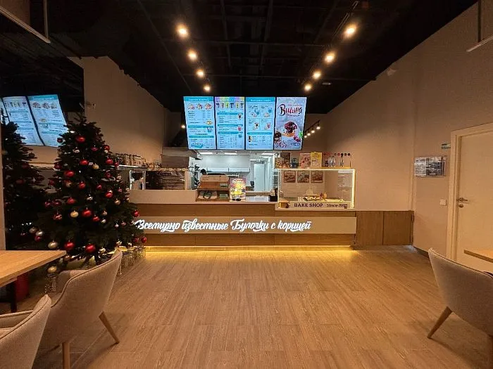 Барная стойка и мебель для кафе-пекарни Cinnabon в ТРК «Атриум»