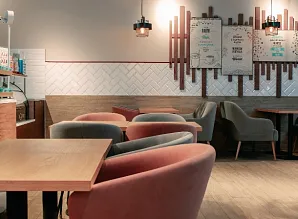Барная стойка и мебель для кафе-пекарни Cinnabon в Санкт-Петербурге Фото 9
