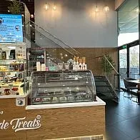 Производство барной стойки и нестандартной мебели для кафе-пекарни Cinnabon в ТРК Мозаика