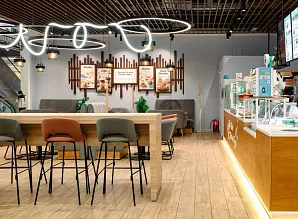 Барная стойка и мебель для кафе-пекарни Cinnabon в ТЦ Европолис в Санкт-Петербурге Фото 6
