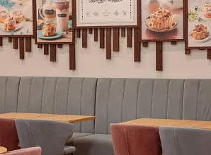 Барная стойка и мебель для кафе пекарни Cinnabon в ТРЦ МЕГА Дыбенко Фото 29