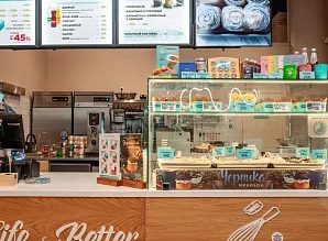 Барная стойка и мебель для кафе-пекарни Cinnabon в ТЦ «Парк Молл» в Санкт-Петербурге Фото 10