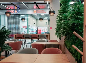 Барная стойка и мебель для кафе-пекарни Cinnabon в ТРЦ Экопарк в Санкт-Петербурге Фото 3