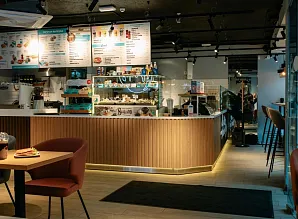 Барная стойка и мебель для кафе-пекарни Cinnabon на Невском проспекте Фото 27