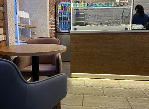 Барная стойка и мебель для кафе-пекарни Cinnabon в Москве Фото 4