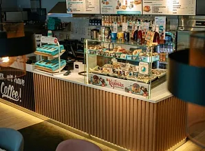Барная стойка и мебель для кафе-пекарни Cinnabon на Среднем проспекте В.О. Фото 26