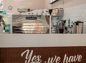 Барная стойка и мебель для кафе пекарни Cinnabon в ТРЦ МЕГА Дыбенко Фото 26