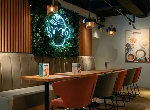 Барная стойка и мебель для кафе-пекарни Cinnabon на Невском проспекте Фото 17