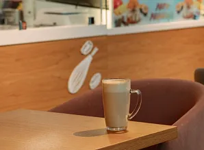 Барная стойка и мебель для кафе-пекарни Cinnabon в ТЦ Жемчужная Плаза Фото 29
