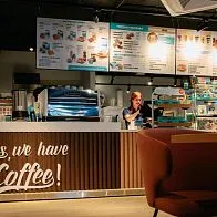 Барная стойка и мебель для кафе-пекарни Cinnabon на Невском проспекте