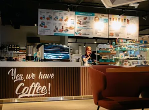 Барная стойка и мебель для кафе-пекарни Cinnabon на Невском проспекте Фото 4