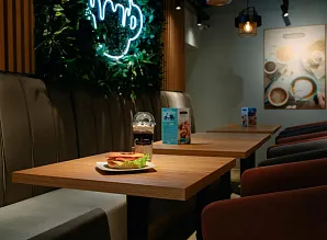 Барная стойка и мебель для кафе-пекарни Cinnabon на Невском проспекте Фото 24