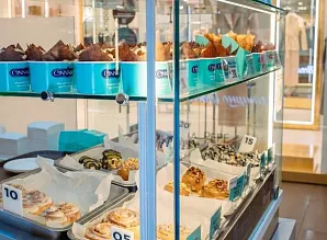 Барная стойка и мебель для кафе-пекарни Cinnabon в ТРЦ «Галерея» в Санкт-Петербурге Фото 11