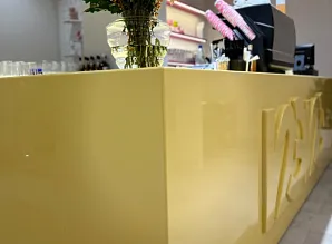 Барная стойка и дизайнерская мебель для кафе ПэПэ в ТРЦ Афимолл г. Москва Фото 4