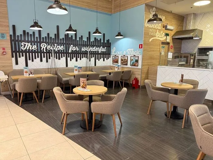 Мебель для кафе-пекарни Cinnabon в ТРЦ МЕГА Теплый Стан