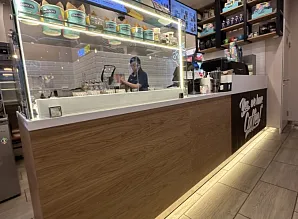 Барная стойка и мебель для кафе-пекарни Cinnabon в Москве Фото 5