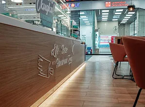 Барная стойка и мебель для кафе-пекарни Cinnabon в ТРЦ Экопарк в Санкт-Петербурге Фото 22