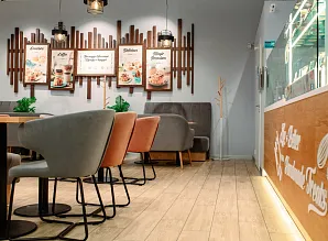 Барная стойка и мебель для кафе-пекарни Cinnabon в ТЦ Европолис в Санкт-Петербурге Фото 12