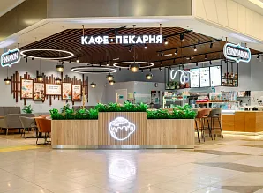 Барная стойка и мебель для кафе-пекарни Cinnabon в ТЦ Европолис в Санкт-Петербурге Фото 2