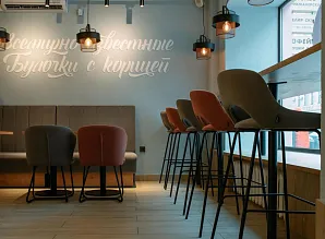 Барная стойка и мебель для кафе-пекарни Cinnabon на Среднем проспекте В.О. Фото 24